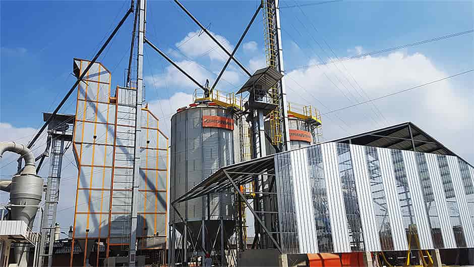 Planta Banapov, vista exterior con silos